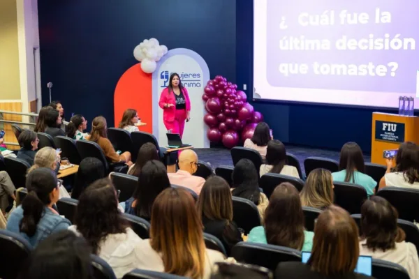 Adriana Castro Bolaños, keynote speaker for corporate events on Executive Communication