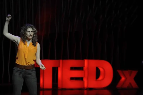 Déborah Berebichez, keynote speaker for corporate events on Intellectual Curiosity