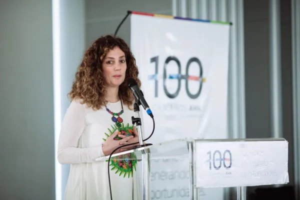 Débora Slotnisky, keynote speaker for corporate events on Artificial Intelligence