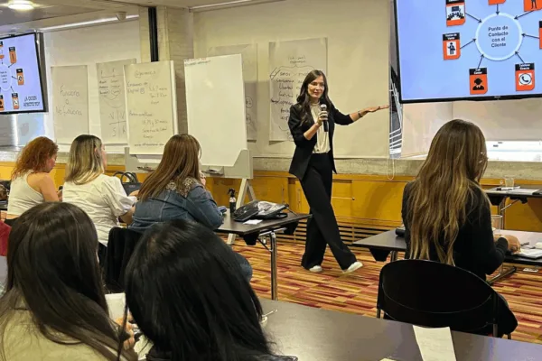 Catalina Serna, keynote speaker for corporate events on Customer Service